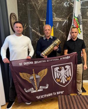 Десантники відзначили міського голову Чернівців нагородою